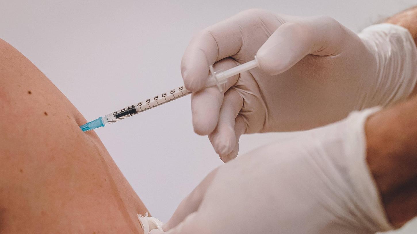 Frankreich hat mit den Auffrischimpfungen gegen das Coronavirus begonnen.