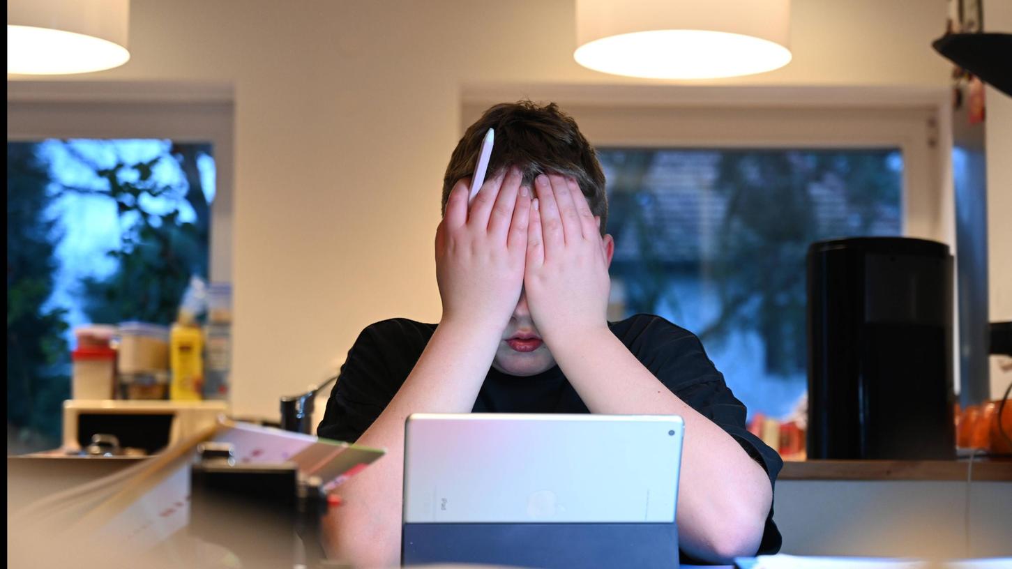 Überforderung und das Gefühl nicht mehr dazuzugehören. Viele Kinder sind durch die Corona-Pandemie besonders betroffen und dadurch psychisch auffällig. Überforderung und das Gefühl nicht mehr dazuzugehören. Viele Kinder sind durch die Corona-Pandemie besonders betroffen und dadurch psychisch auffällig.