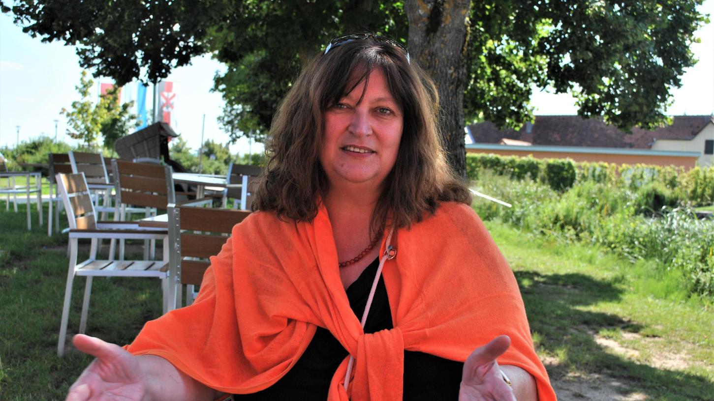 In einer Pause zwischen zwei Terminen hat Sylvia Bogenreuther im Merkendorfer Naturfreibad Zeit für ein Gespräch über ihre Motivation und ihre politischen Ziele. In einer Pause zwischen zwei Terminen hat Sylvia Bogenreuther im Merkendorfer Naturfreibad Zeit für ein Gespräch über ihre Motivation und ihre politischen Ziele.