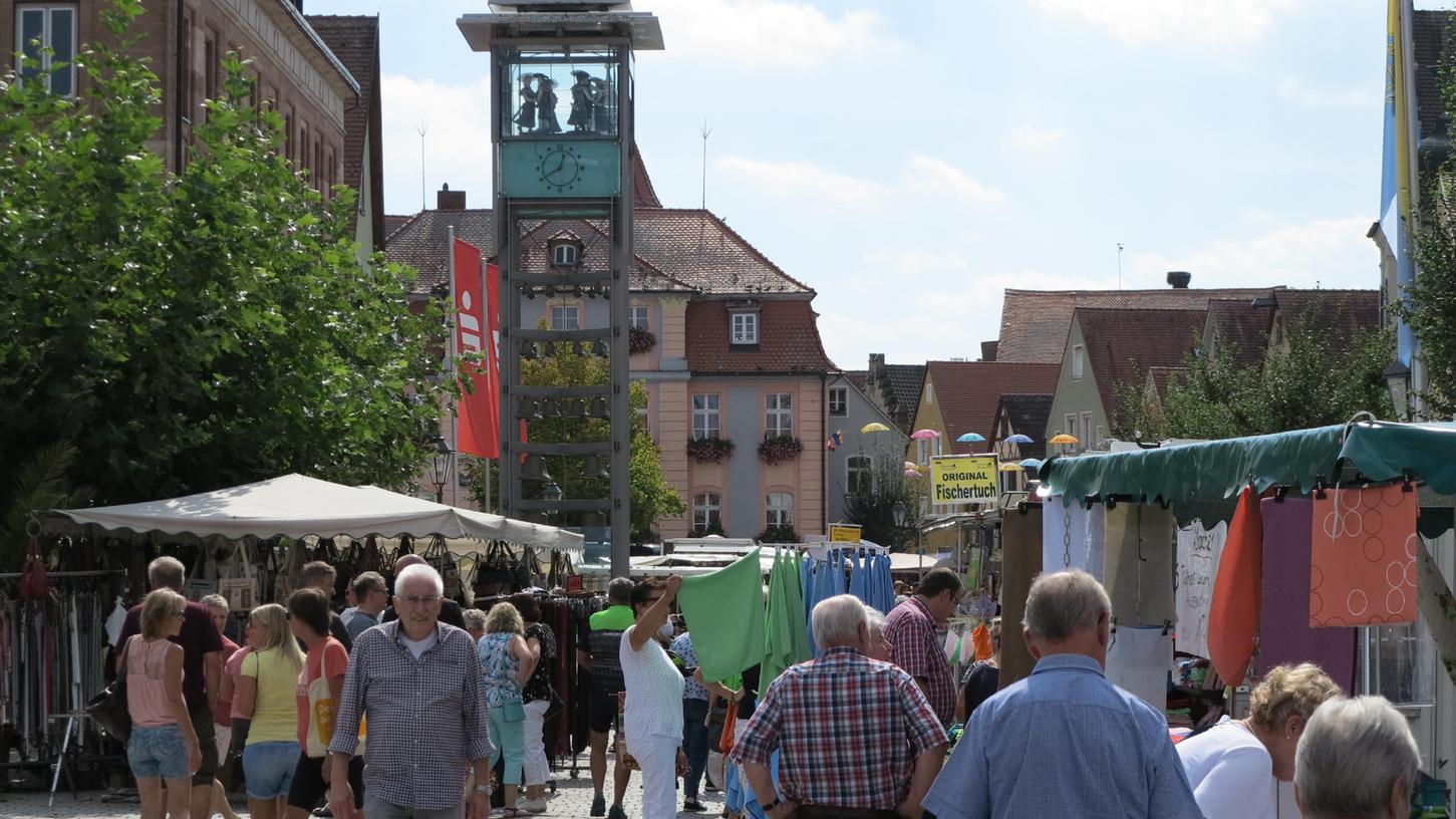 Nach 2019 gibt es heuer wieder einen Nachkirchweihmarkt. Zusammen mit dem verkaufsoffenen Sonntag ist er Auftakt zum „Herbst-Allerlei“.
Nach 2019 gibt es heuer wieder einen Nachkirchweihmarkt. Zusammen mit dem verkaufsoffenen Sonntag ist er Auftakt zum „Herbst-Allerlei“.
