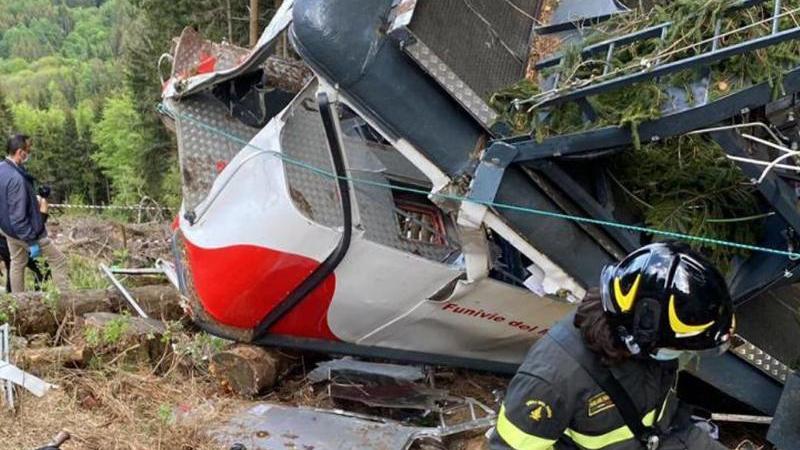 Rettungshelfer arbeiten am Wrack der Seilbahngondel am Monte Mottarone. Rettungshelfer arbeiten am Wrack der Seilbahngondel am Monte Mottarone.
