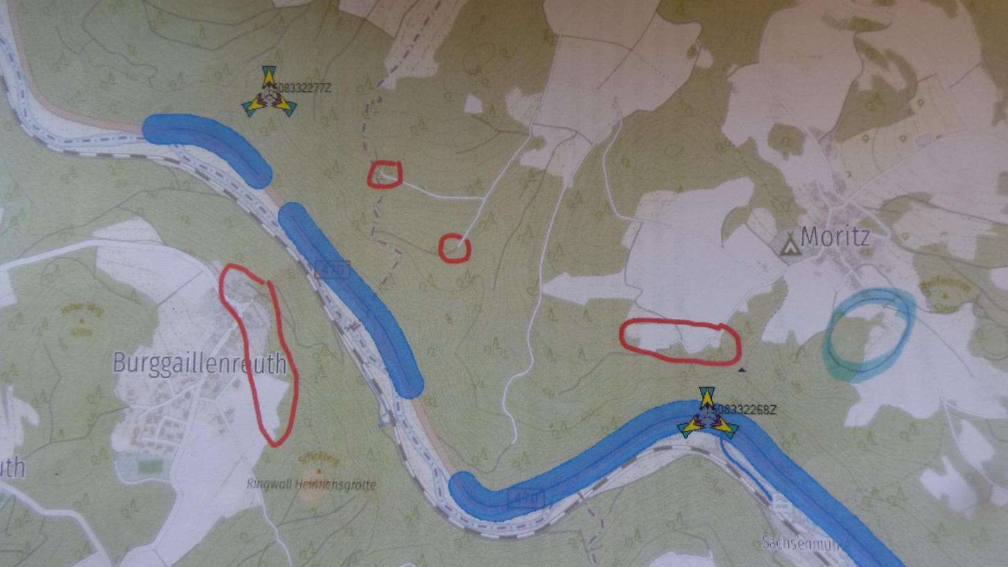 Die roten Kreise auf der Karte sind die möglichen Suchkreise, der blaue das Grundstück der Gemeinde unterhalb von Moritz. Die blaue Linie stellt die B 470 dar. 