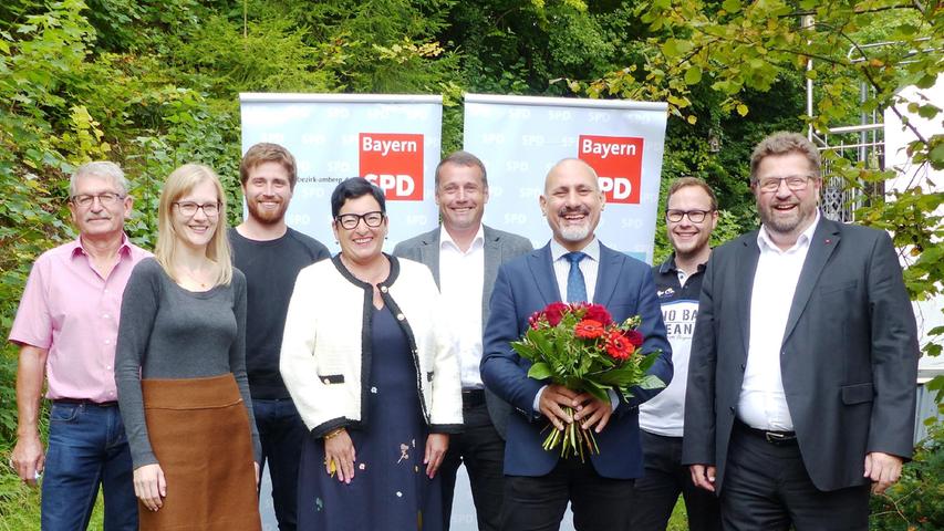 Die Führung des Unterbezirkes: Georg Söldner, Danielle Gömmel, Andreas Steiner, Birgit Fruth, Uwe Bergmann, Ismail Ertug, Daniel Reichenberger und Johannes Foitzik (von links).
Die Führung des Unterbezirkes: Georg Söldner, Danielle Gömmel, Andreas Steiner, Birgit Fruth, Uwe Bergmann, Ismail Ertug, Daniel Reichenberger und Johannes Foitzik (von links).