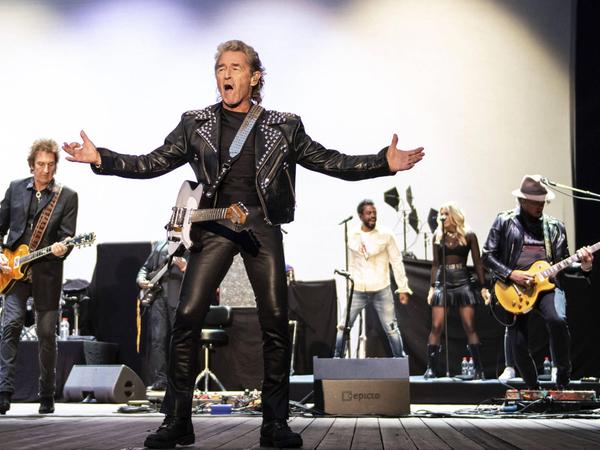 Peter Maffay & Band live, hier beim Open Air 2021 in der Jungen Garde in Dresden.
Peter Maffay & Band live, hier beim Open Air 2021 in der Jungen Garde in Dresden.