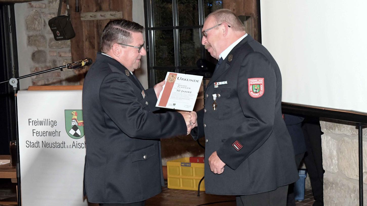 Ein halbes Jahrhundert im ehrenamtlichen Dienst bei der Feuerwehr. Vorsitzender Robert Kemeter sprach dafür Roland Flauger (r.) besonderen Dank aus. Ein halbes Jahrhundert im ehrenamtlichen Dienst bei der Feuerwehr. Vorsitzender Robert Kemeter sprach dafür Roland Flauger (r.) besonderen Dank aus.