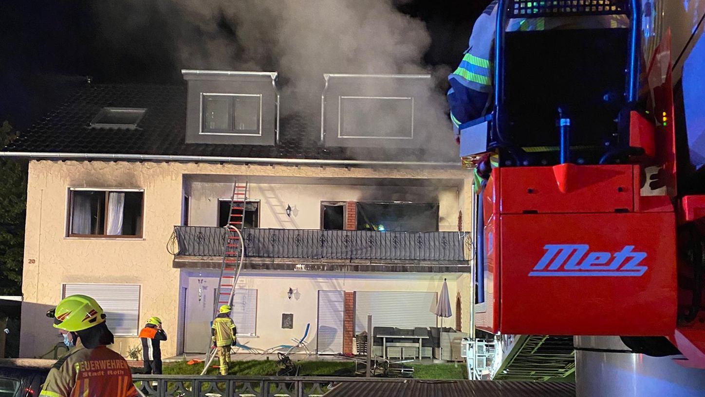 In einem Mehrfamilienhaus im Rother Ortsteil Eckersmühlen ist in der Nacht zum Sonntag (12. September) ein Feuer ausgebrochen.
In einem Mehrfamilienhaus im Rother Ortsteil Eckersmühlen ist in der Nacht zum Sonntag (12. September) ein Feuer ausgebrochen.