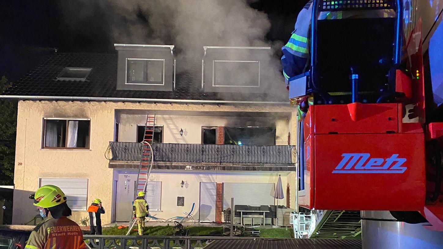 In einem Mehrfamilienhaus im Rother Ortsteil Eckersmühlen ist in der Nacht zum Sonntag (12. September) ein Feuer ausgebrochen.