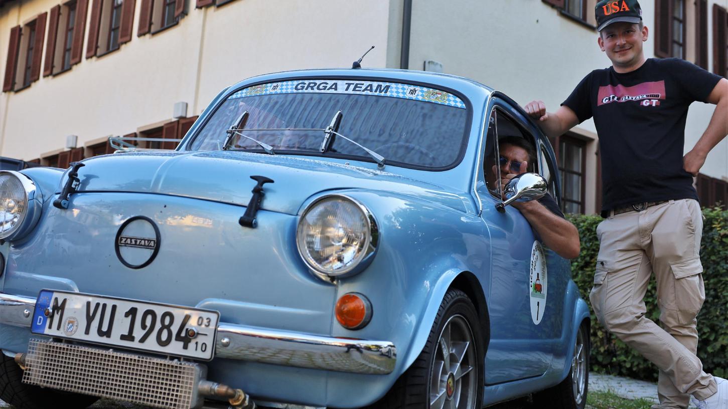 Grga Dulabic, der sich hier aus dem Auto lehnt, sagt über seine Passion für die Autos von Zastava: "Es ist halt Liebe."