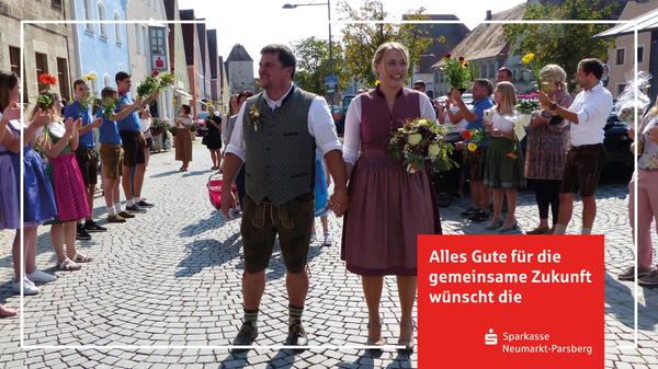 Mit einem riesigen Spalier wurden die Brautleute Sibille Gehr aus Mühlhausen und Thomas Pröpster aus Berngau nach der Trauung auf dem Freystädter Marktplatz empfangen. Mit Blumen, Reis und Seifenblasen hatten sich Mitglieder des Kirwa-Vereins Berngau samt den Schuhplattlern, die Sängerinnen der Schola Sunshine, die Freunde vom Stammtisch „Keller grod aus“sowie die Arbeitskolleginnen der Braut von der AOK Neumarkt aufgereiht und gratulierten den Frischvermählten. Die Band „JaWoi“, bei der der Bräutigam musiziert, brachte ein Ständchen. Zuvor hatte stellvertretender Bürgermeister Hans Kerl das Paar im Beisein der Familie im Sitzungssaal der ehemaligen Knabenschule in Freystadt getraut. Für die musikalische Umrahmung der Zeremonie sorgten Julia Haberler und Monika Frisch mit Gitarre und Gesang. Zur Hochzeitsfeier luden die 29-jährige Sozialversicherungsangestellte und der 34-jährige Lagerist ins Restaurant Franziskus. Beide lernten sich vor zehn Jahren auf der Mühlhausener Kirchweih kennen und wohnen inzwischen im Elternhaus des Bräutigams in Berngau.
