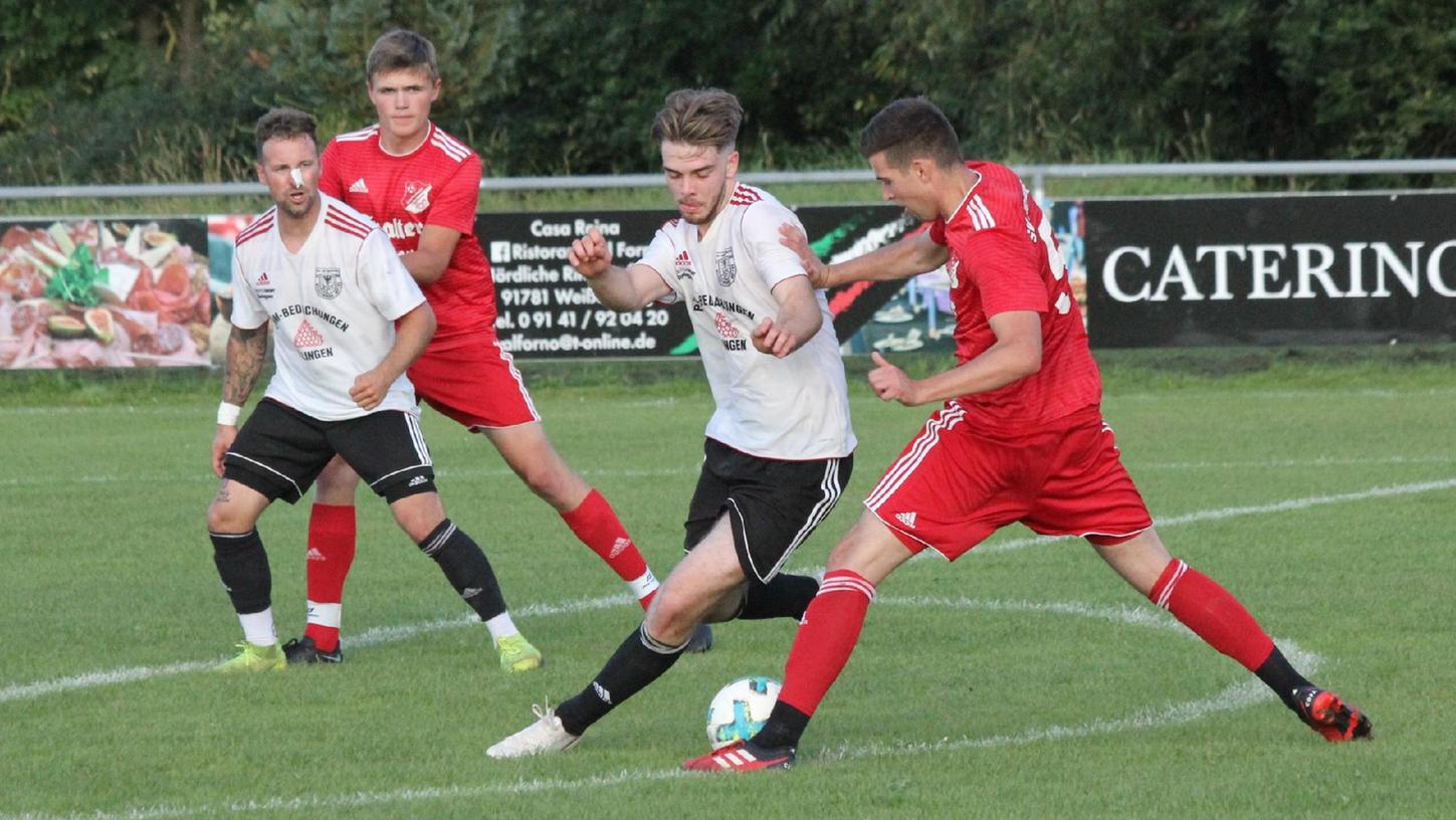 Unentschiedenes Verfolgerduell: Der TSV 1860 Weißenburg II (vorne links der agile Noah Leitel) und der SV Cronheim (rechts Marco Dölfel) trennten sich in einem engen Kreisliga- Match mit einem letztlich gerechten 2:2.  