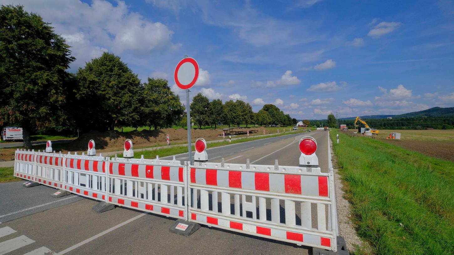Kurz nach der südlichen Einfahrt nach Buchberg ist die Kreisstraße NM 18 nun bis Ende des Monats dicht.
Kurz nach der südlichen Einfahrt nach Buchberg ist die Kreisstraße NM 18 nun bis Ende des Monats dicht.