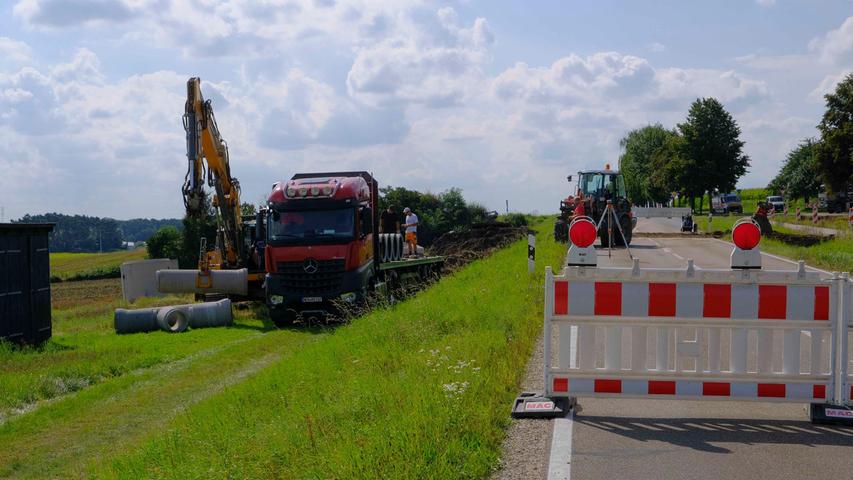 Die Rohre für die Wasserleitung werden bereit gelegt.
Die Rohre für die Wasserleitung werden bereit gelegt.