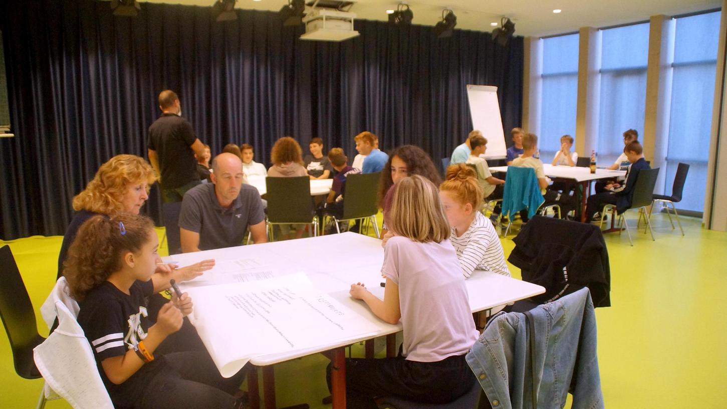 Als abschließendes Highlight des gemeindlichen Ferienprogramms fand das Jugendforum in der Aula der Grundschule in Pilsach statt.
Als abschließendes Highlight des gemeindlichen Ferienprogramms fand das Jugendforum in der Aula der Grundschule in Pilsach statt.