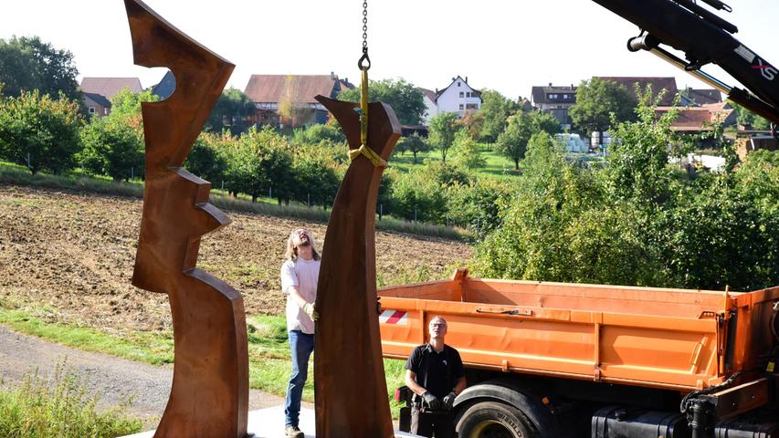 Von der Werkstatt an den Fuß des Walberlas: Die Skulptur von Guido Häfner