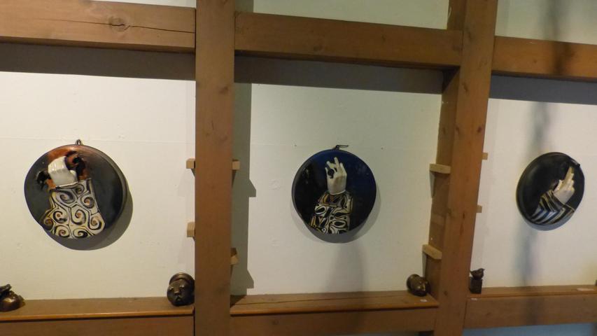 Die Hausherrin Sigrid Frey hat die Ausstellung mit einigen ihrer neuesten Werke angereichert. Zu sehen sind Fayencen und Keramikbüsten, die teilweise nach Auftrag geschaffen wurden.
Die Hausherrin Sigrid Frey hat die Ausstellung mit einigen ihrer neuesten Werke angereichert. Zu sehen sind Fayencen und Keramikbüsten, die teilweise nach Auftrag geschaffen wurden.
