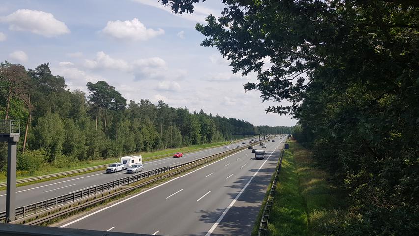 Auch das gehört zum Bild: Die Autobahn A 9 durchkreuzt den Sebalder Reichswald.