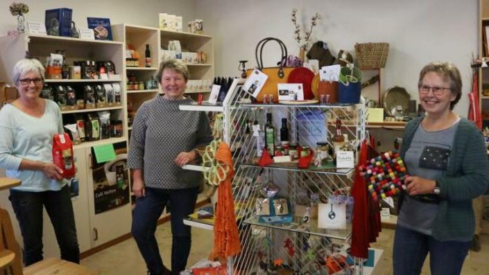 Iris Lay, Helga Opper-Linnert und Ingrid Buchfelder (v. links) lieben ihre Arbeit im Weltladen Neuhaus und wollen den fairen Handel in den Köpfen der Menschen festsetzen. Iris Lay, Helga Opper-Linnert und Ingrid Buchfelder (v. links) lieben ihre Arbeit im Weltladen Neuhaus und wollen den fairen Handel in den Köpfen der Menschen festsetzen.