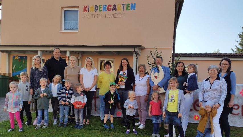 Nach zwei sehr anstrengenden Jahren hat der Alesheimer Kindergarten nun wieder geöffnet. Die Freude im Ort war groß und man feierte das Ereignis gemeinsam. Nach zwei sehr anstrengenden Jahren hat der Alesheimer Kindergarten nun wieder geöffnet. Die Freude im Ort war groß und man feierte das Ereignis gemeinsam.