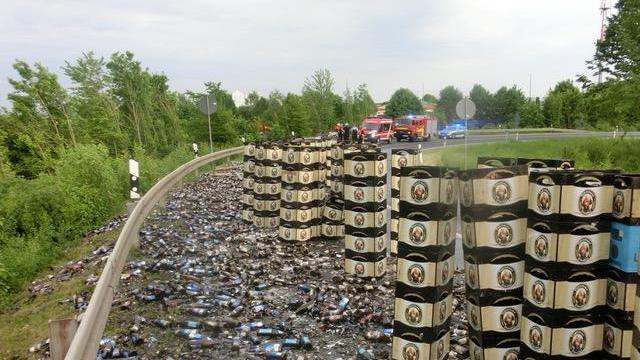 Scherben von Bierflaschen verteilten sich auf der Bundesstraße (unser Bild zeigt einen früheren Fall mit zerstörten Bierflaschen bei Gollhofen).
Scherben von Bierflaschen verteilten sich auf der Bundesstraße (unser Bild zeigt einen früheren Fall mit zerstörten Bierflaschen bei Gollhofen).