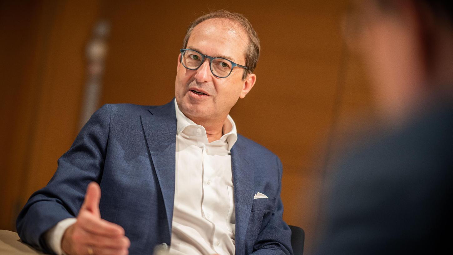 CSU-Landesgruppenchef Alexander Dobrindt sieht bei der SPD die Verantwortung, eine neue Regierung zu bilden, sollten die Sozialdemokraten stärkte Kraft bei der Bundestagswahl werden.
CSU-Landesgruppenchef Alexander Dobrindt sieht bei der SPD die Verantwortung, eine neue Regierung zu bilden, sollten die Sozialdemokraten stärkte Kraft bei der Bundestagswahl werden.
