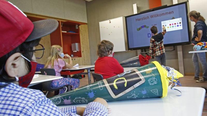 Im voll digitalisierten Klassenzimmer haben die Kinder im Sonderpädagogischen Förderzentrum in Neumarkt ihren ersten Schultag erlebt. Foto: Hubert Bösl