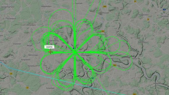 Flugzeug zeichnet "Blume" über der Region: Das war der Grund