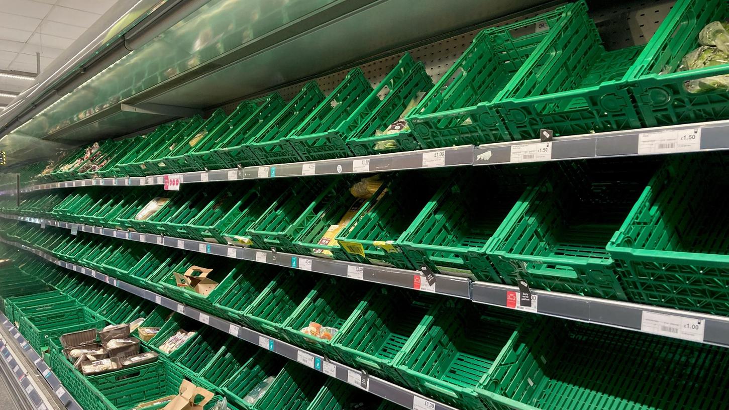 Leere Regale in einem Co-op-Supermarkt in Battersea, Südlondon.
Leere Regale in einem Co-op-Supermarkt in Battersea, Südlondon.