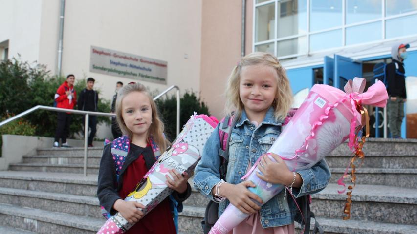 Annalea (rechts) und Nele sind sehr gespannt, was sie am ersten Schultag in der  Gunzenhäuser Stephani-Grundschule erwartet.