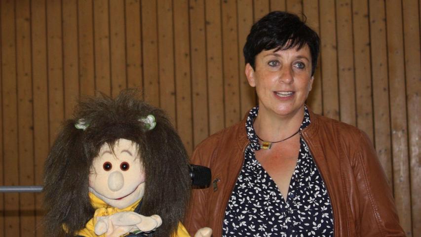 Die Leiterin der Stephani-Grundschule Silvia Feld bereitete den neuen Erstklässlern in der Turnhalle einen herzlichen Empfang.
