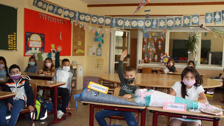Erstes Eingewöhnen im neuen Klassenzimmer: Die Kinder der Klasse 1cg der Gunzenhäuser Stephani-Grundschule probten schon mal, wie das mit dem sich Melden so funktioniert.