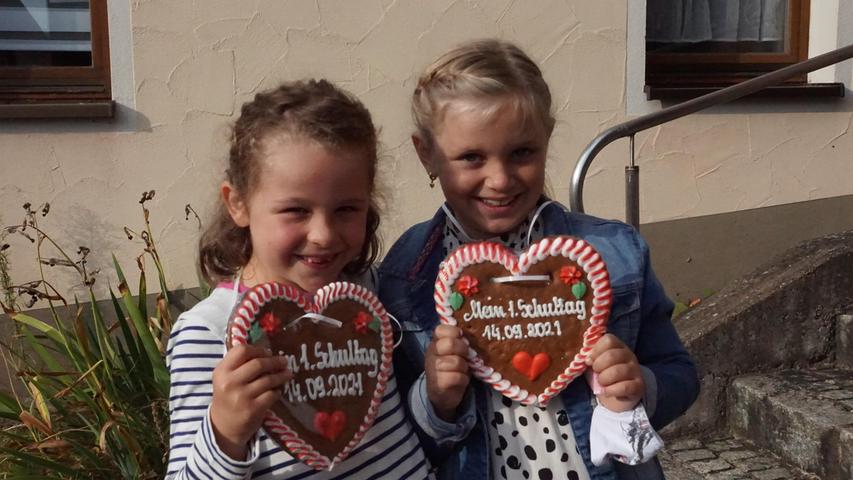 Annika und Amalia sind schon jetzt beste Freundinnen und freuten sich gemeinsam über ihr Lebkuchenherz, das sie bei der Einschulungsfeier in der Obererlbacher Kirche überreicht bekamen.