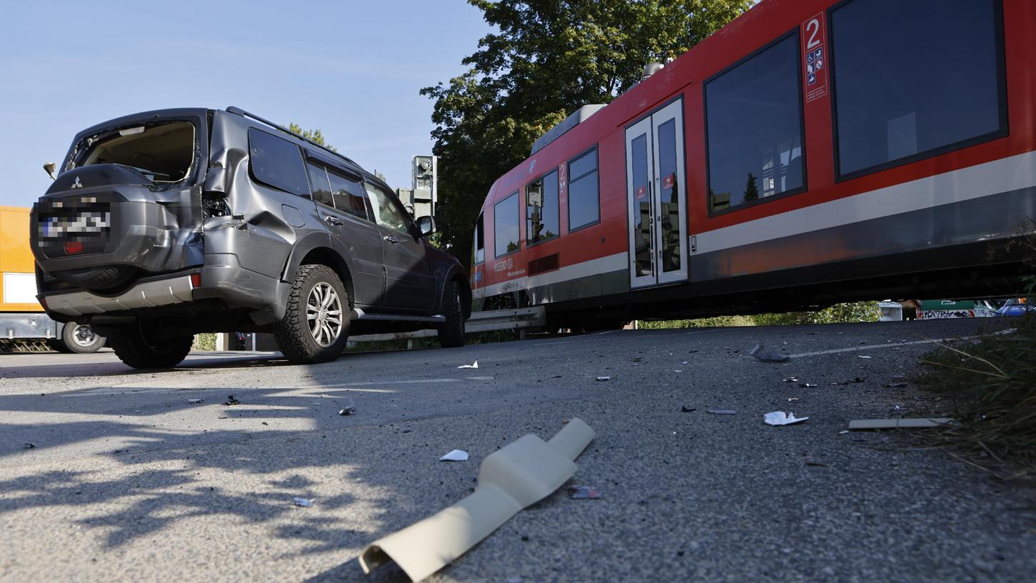 Ein Autofahrer in Fürth übersah am Bahnübergang Warnsignale - kurz darauf wurde er von einem Regionalzug erfasst.
Ein Autofahrer in Fürth übersah am Bahnübergang Warnsignale - kurz darauf wurde er von einem Regionalzug erfasst.