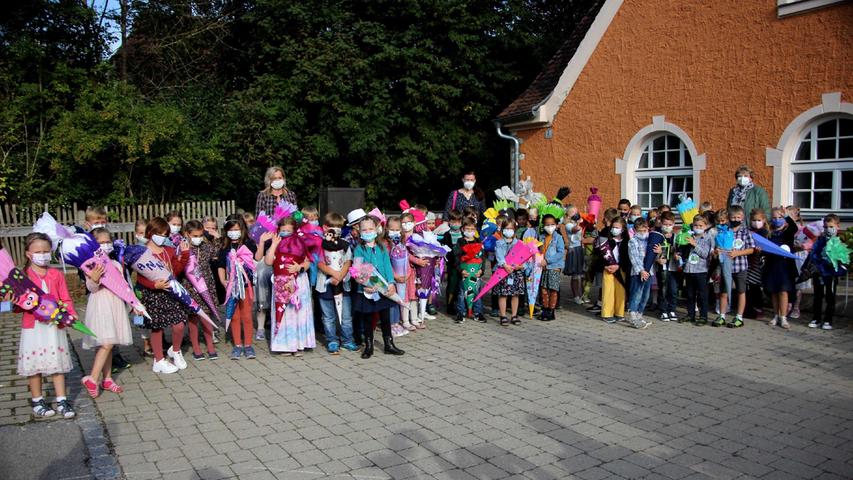 Nach der Einschulungsfeier in der Alten Turnhalle in Heidenheim stellten sich die Abc-Schützen und ihre Klassenlehrerinnen für ein Erinnerungsfoto zusammen.
