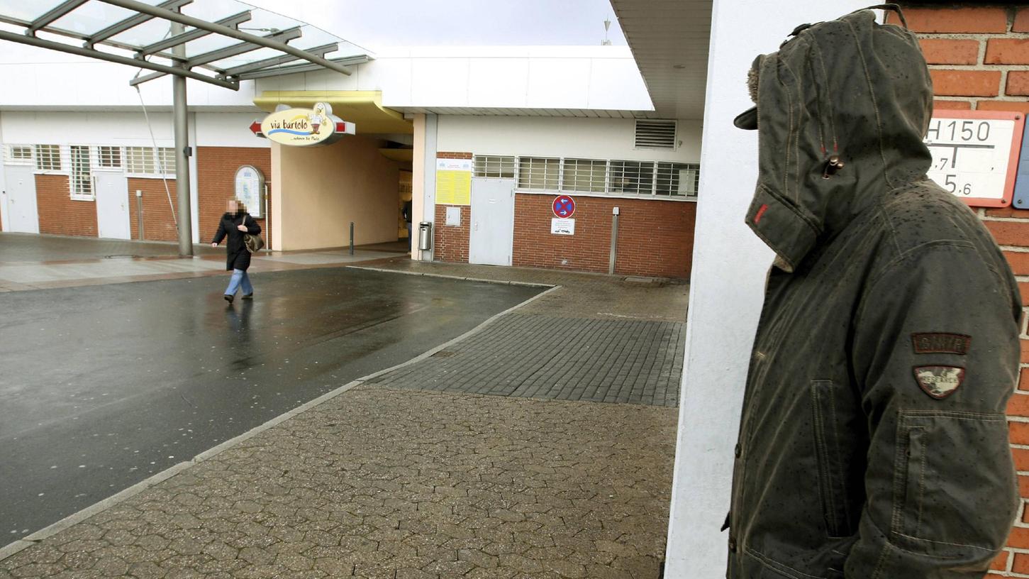 Die meisten Frauen werden von exhibitionistischen Attacken im Alltag völlig überrascht.
Die meisten Frauen werden von exhibitionistischen Attacken im Alltag völlig überrascht.