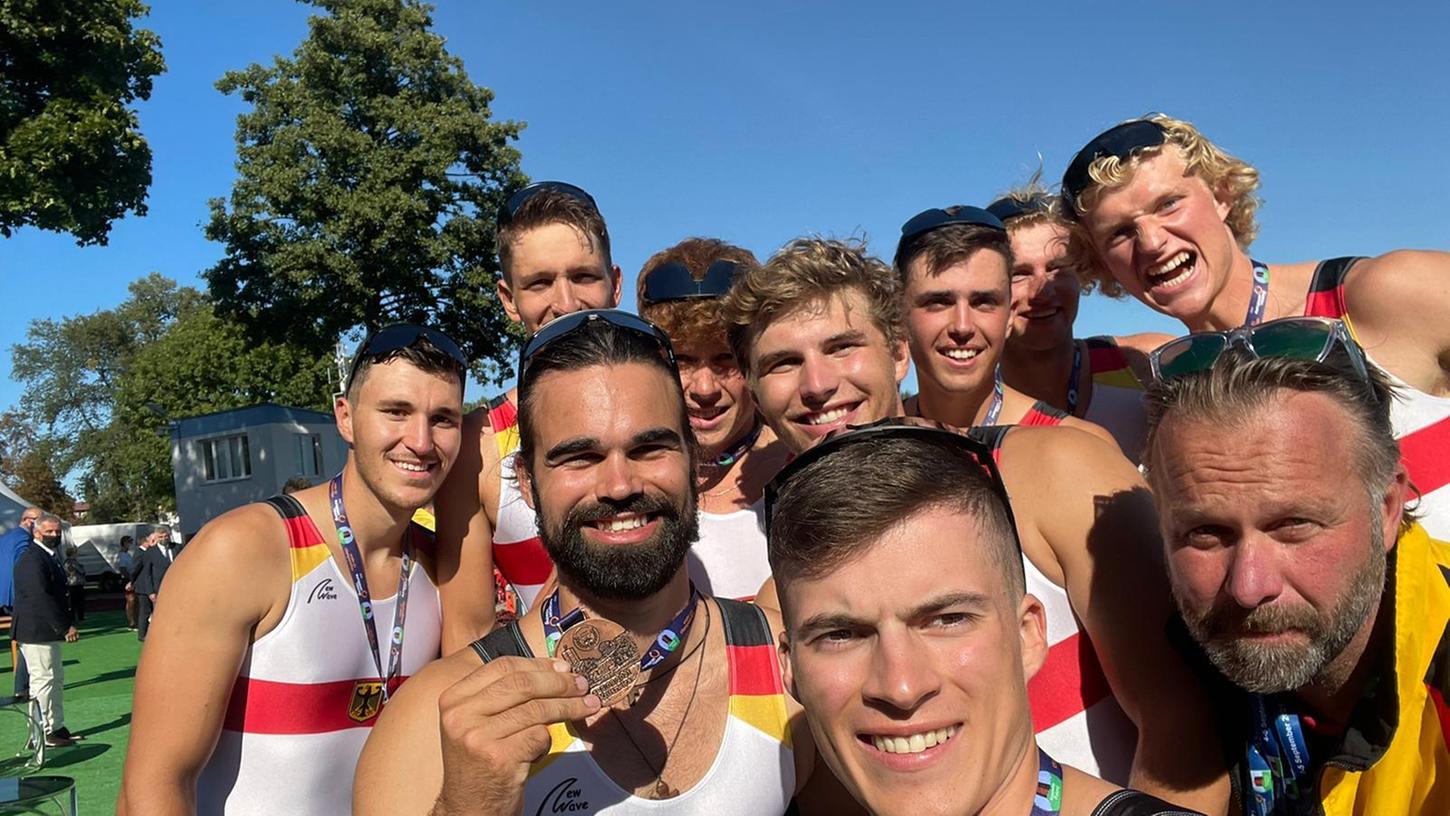 Paul Burger (ganz links) mit seinen Kollegen aus dem U23-Achter nach dem Medaillen-Erfolg bei den Europameisterschaften.
Paul Burger (ganz links) mit seinen Kollegen aus dem U23-Achter nach dem Medaillen-Erfolg bei den Europameisterschaften.