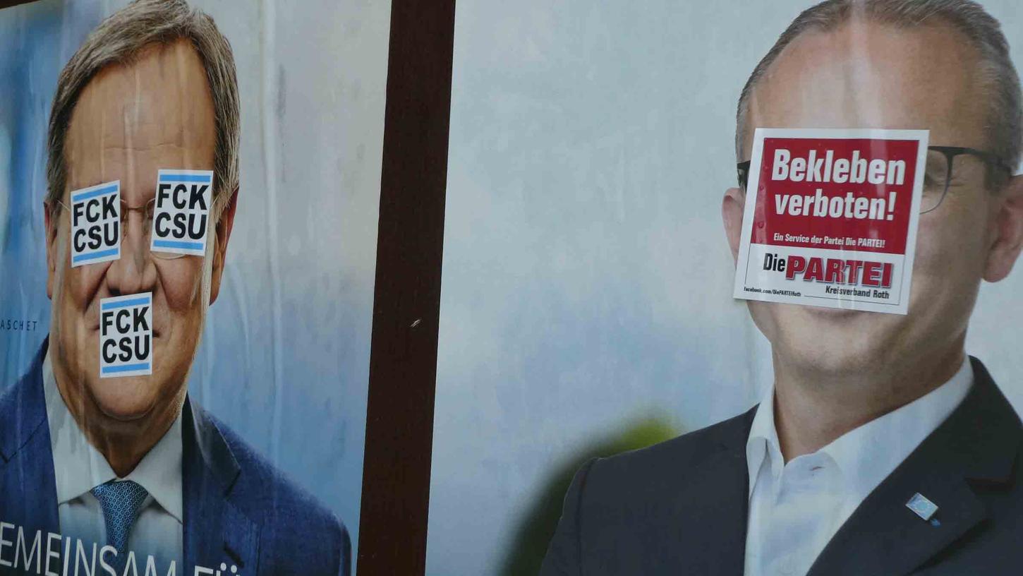 Für derlei Aktionen fehlt den Volksparteien der Humor, den „die Partei“ für sich in Anspruch nimmt. Sachbeschädigung statt Meinungsäußerung, lautet die übereinstimmende Reaktion auf deren Aufklebern auf Wahlplakaten.
Für derlei Aktionen fehlt den Volksparteien der Humor, den „die Partei“ für sich in Anspruch nimmt. Sachbeschädigung statt Meinungsäußerung, lautet die übereinstimmende Reaktion auf deren Aufklebern auf Wahlplakaten.