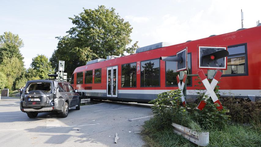 Signallichter nicht gesehen - Auto wird in Fürth von Zug erfasst