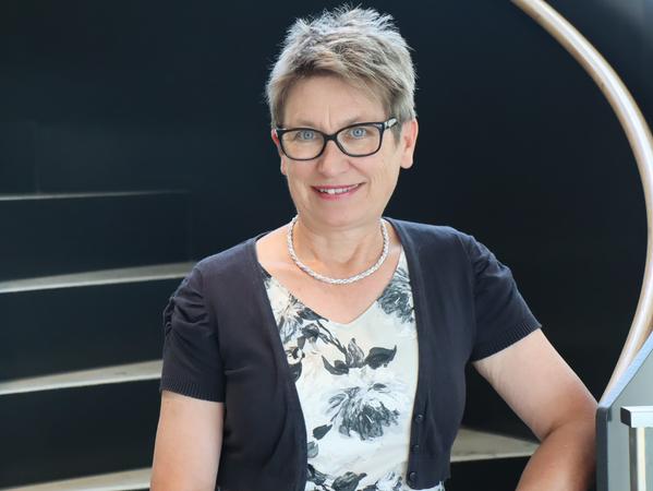 Sylvie Feja stammt aus der Nähe von Saint-Yrieix-la-Perche, der französischen Partnerstadt von Bad Windsheim. Nach ihrem Germanistik-Studium in Limoges landete sie beim Bezirk Mittelfranken in Ansbach, wo sie seit dem Jahr 1984 die deutsch-französischen Kommunalpartnerschaften betreut. Gemeinsam mit Henri Ménudier hat sie nun ein Buch über die Partnerschaft Mittelfrankens mit dem Limousin geschrieben.
Sylvie Feja stammt aus der Nähe von Saint-Yrieix-la-Perche, der französischen Partnerstadt von Bad Windsheim. Nach ihrem Germanistik-Studium in Limoges landete sie beim Bezirk Mittelfranken in Ansbach, wo sie seit dem Jahr 1984 die deutsch-französischen Kommunalpartnerschaften betreut. Gemeinsam mit Henri Ménudier hat sie nun ein Buch über die Partnerschaft Mittelfrankens mit dem Limousin geschrieben.