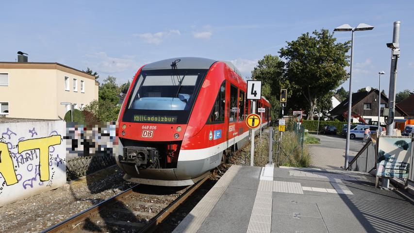 Signallichter nicht gesehen - Auto wird in Fürth von Zug erfasst