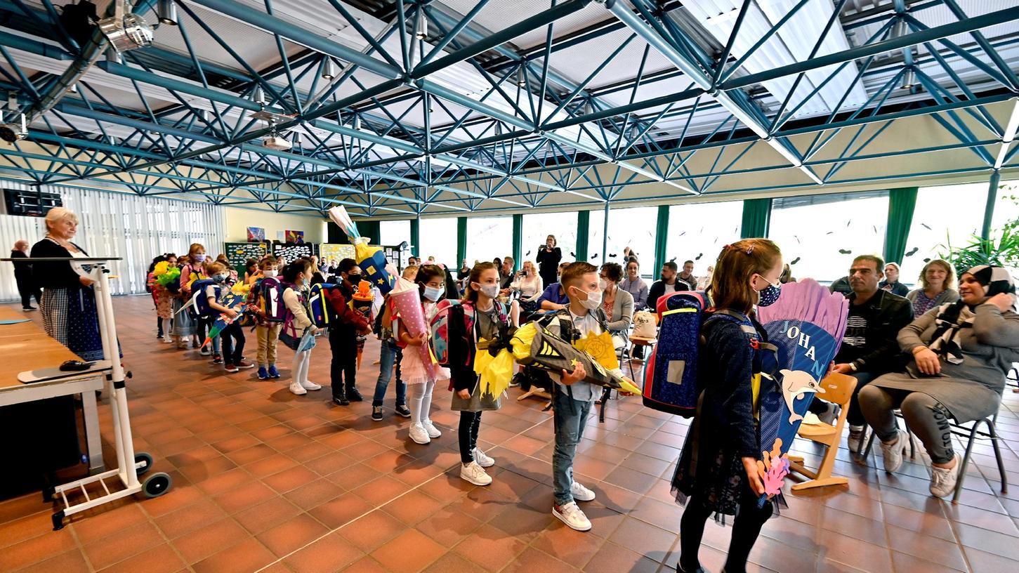 Erster Schultag an der Mönauschule in Erlangen: Die ankommenden ABC-Schützen werden von Rektorin Maria Hertel begrüßt.
Erster Schultag an der Mönauschule in Erlangen: Die ankommenden ABC-Schützen werden von Rektorin Maria Hertel begrüßt.