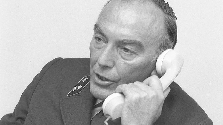 Ein Mann, der von der Pike auf gelernt hat, soll als Nachfolger von Dr. Horst Herold Polizeipräsident von Nürnberg werden. Hier geht es zum Kalenderblatt vom 15. September 1971: Ein neuer Polizeipräsident.
Ein Mann, der von der Pike auf gelernt hat, soll als Nachfolger von Dr. Horst Herold Polizeipräsident von Nürnberg werden. Hier geht es zum Kalenderblatt vom 15. September 1971: Ein neuer Polizeipräsident.