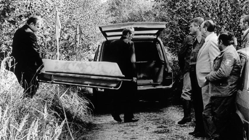 Die Leiche der Schülerin Ursula Herrmann wird in einem Zinksarg wegtransportiert. 40 Jahre nach dem Verbrechen an Ursula Herrmann in Oberbayern beschäftigt der Fall immer noch die Augsburger Staatsanwaltschaft.
Die Leiche der Schülerin Ursula Herrmann wird in einem Zinksarg wegtransportiert. 40 Jahre nach dem Verbrechen an Ursula Herrmann in Oberbayern beschäftigt der Fall immer noch die Augsburger Staatsanwaltschaft.