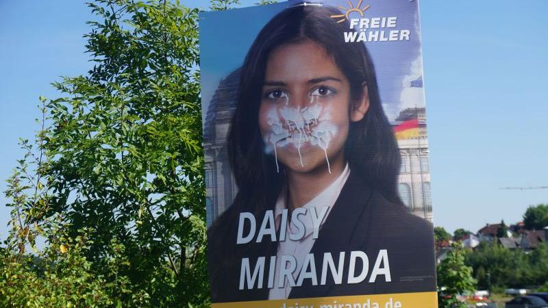 Die Polizei ermittelt gegen den oder die Täter, die Wahlplakate der Freien Wähler demoliert haben. Foto: Werner Sturm
Die Polizei ermittelt gegen den oder die Täter, die Wahlplakate der Freien Wähler demoliert haben. Foto: Werner Sturm