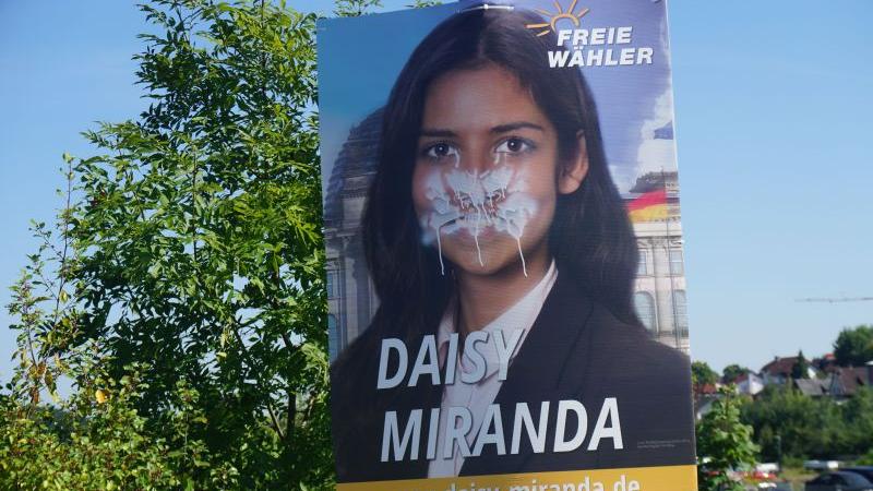 Die Polizei ermittelt gegen den oder die Täter, die Wahlplakate der Freien Wähler demoliert haben. Foto: Werner Sturm   