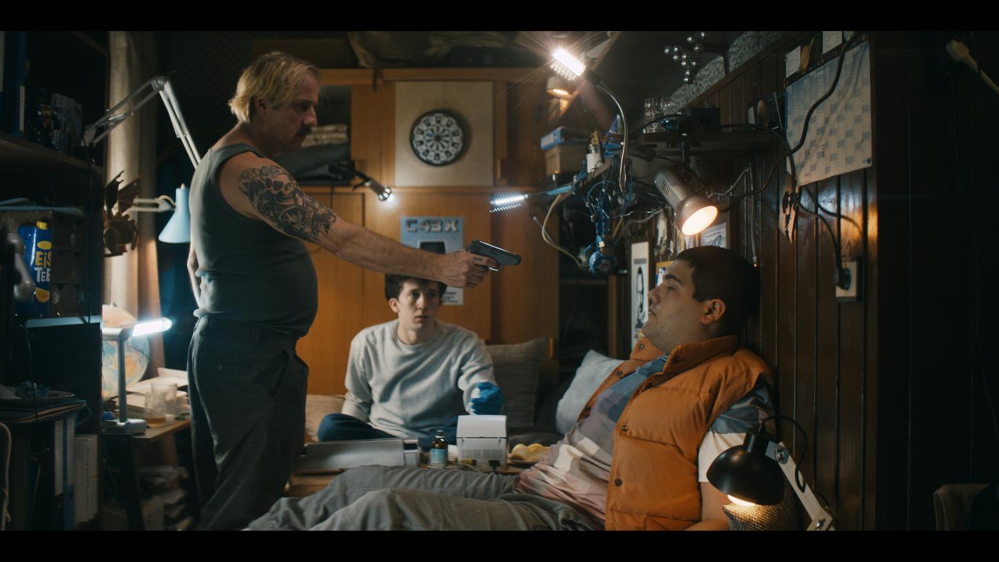 Dorf-Gangster Buba, gespielt von Schauspieler Bjarne Mädel (links), in einer Szene aus der ersten Staffel der deutschen Netflix-Serie Dorf-Gangster Buba, gespielt von Schauspieler Bjarne Mädel (links), in einer Szene aus der ersten Staffel der deutschen Netflix-Serie