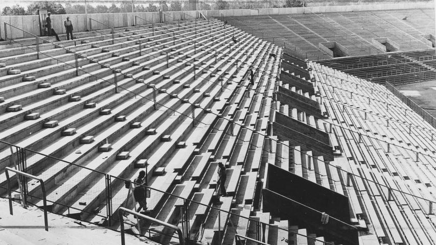 In den Städten, die sich als Austragungsorte für die Fußballweltmeisterschaft 1974 beworben haben, werden die Rechnungen aufgemacht. Sie fallen offensichtlich so hoch aus, daß sich manche von Geldsorgen geplagte Großstadt überlegt, ob sie noch im Rennen bleiben soll. Hier geht es zum Kalenderblatt vom 17. September 1971: Vorerst kein Verzicht auf die Weltmeisterschaftsspiele.
In den Städten, die sich als Austragungsorte für die Fußballweltmeisterschaft 1974 beworben haben, werden die Rechnungen aufgemacht. Sie fallen offensichtlich so hoch aus, daß sich manche von Geldsorgen geplagte Großstadt überlegt, ob sie noch im Rennen bleiben soll. Hier geht es zum Kalenderblatt vom 17. September 1971: Vorerst kein Verzicht auf die Weltmeisterschaftsspiele.