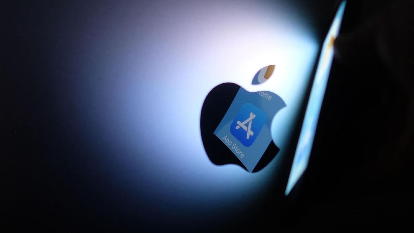 Am Tag vor dem großen Produkt-Event musste Apple eilig eine Sicherheitslücke in der Software der iPhones und iPads schließen, über die laut Experten Nachrichten im hauseigenen Chatdienst iMessage ausgespäht werden können.
Am Tag vor dem großen Produkt-Event musste Apple eilig eine Sicherheitslücke in der Software der iPhones und iPads schließen, über die laut Experten Nachrichten im hauseigenen Chatdienst iMessage ausgespäht werden können.