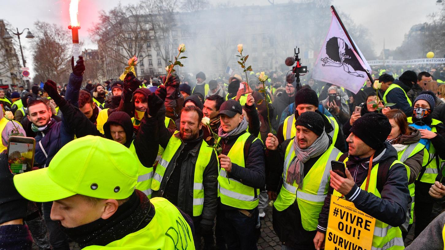 Die "Gelbwesten"-Bewegung begann zunächst als Antwort auf eine von Präsident Emmanuel Macron geplante höhere Besteuerung von Benzin, vor allem Diesel, um die Energiewende zu finanzieren. Die "Gelbwesten"-Bewegung begann zunächst als Antwort auf eine von Präsident Emmanuel Macron geplante höhere Besteuerung von Benzin, vor allem Diesel, um die Energiewende zu finanzieren.