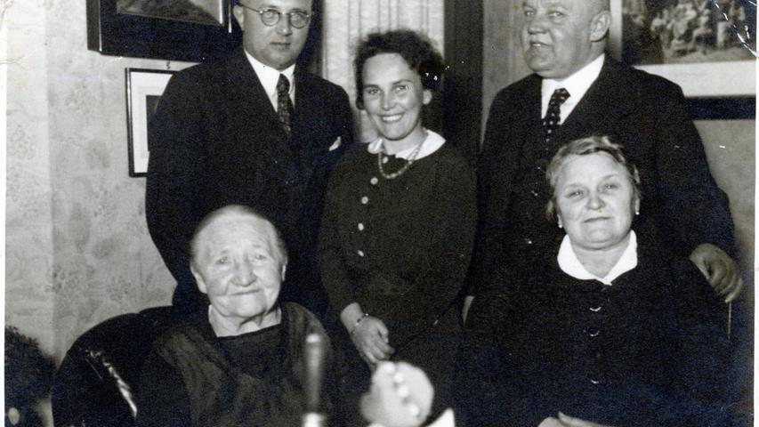 Ein weiterer Blick in das Familienalbum der Familie auf Franziska Fritsche, Adolf Haensch, Cläre Haensch sowie auf Rudolf mit Babette Fritsche (v.l.n.r).   