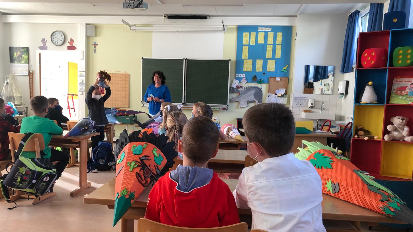 Gespannt lauschten die Kinder ihrer ersten "Unterrichtsstunde". 